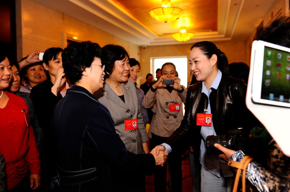 全國婦聯(lián)副主席宋秀巖與燕莊劉燕董事長（右一）親切交談
