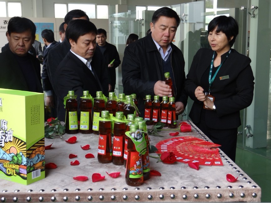 （圖右二）為滄州市副市長郭建英