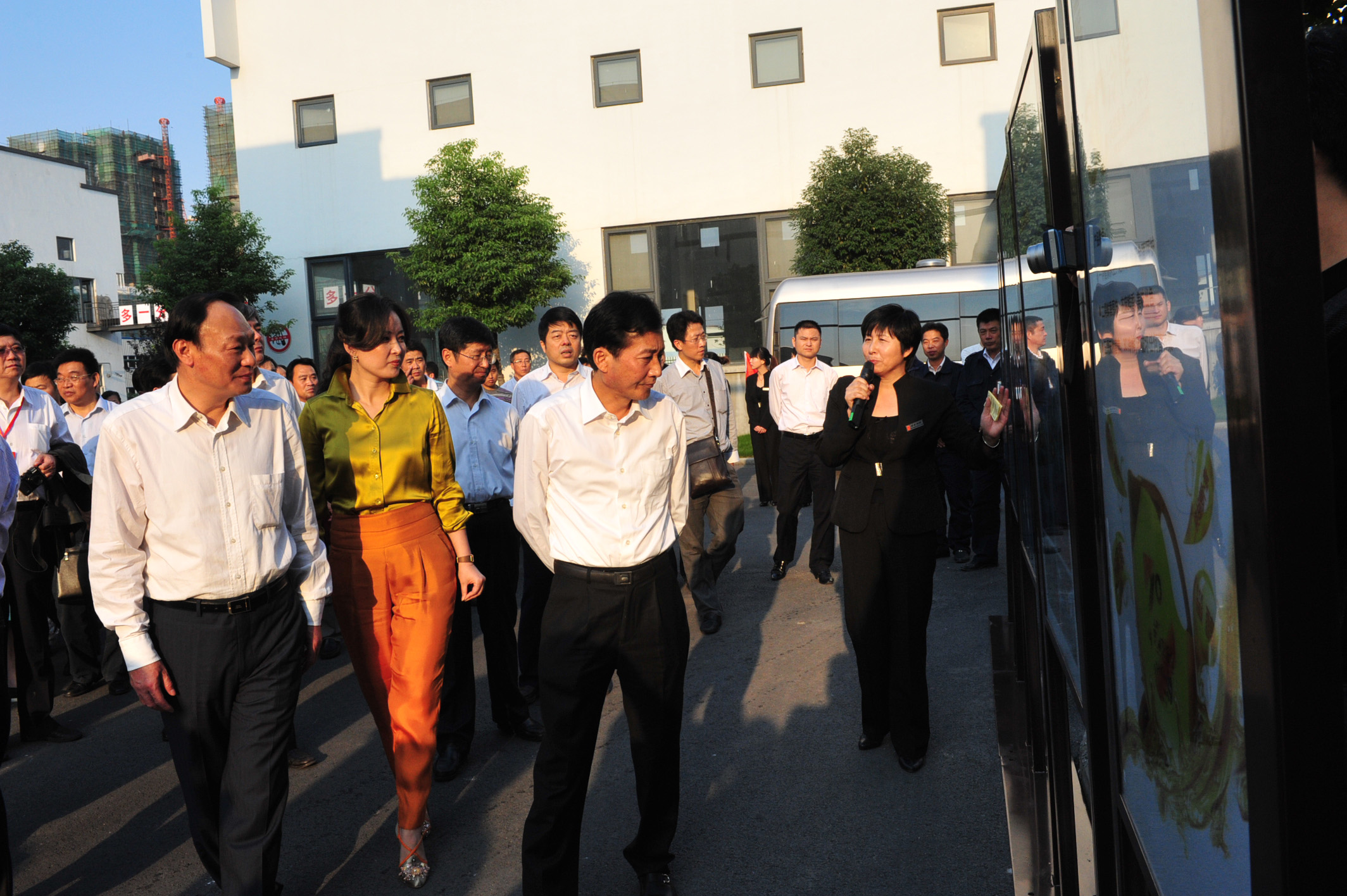 農(nóng)業(yè)部副部長陳曉華、安徽省省長助理邵國荷率百人參觀燕莊工廠