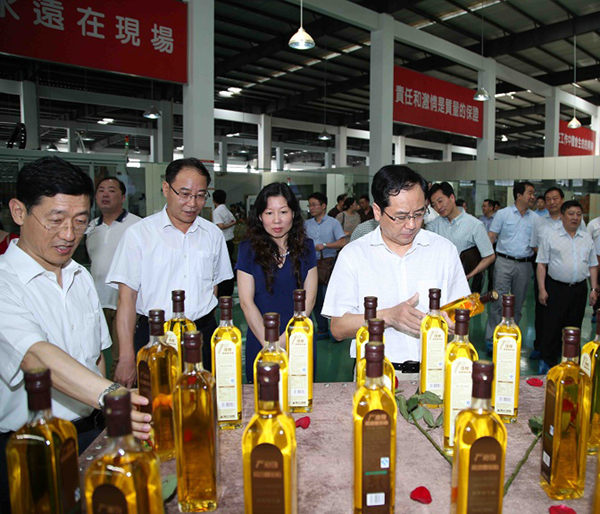 專題調(diào)研領(lǐng)導(dǎo)蒞臨燕莊了解企業(yè)新產(chǎn)品